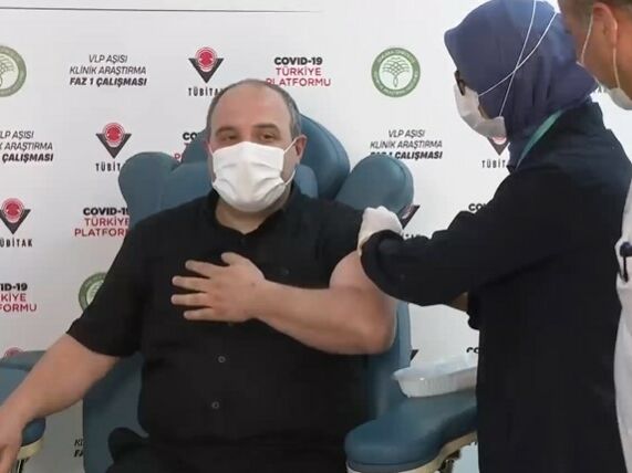 Турецкий министр стал добровольцем в испытании COVID-вакцины