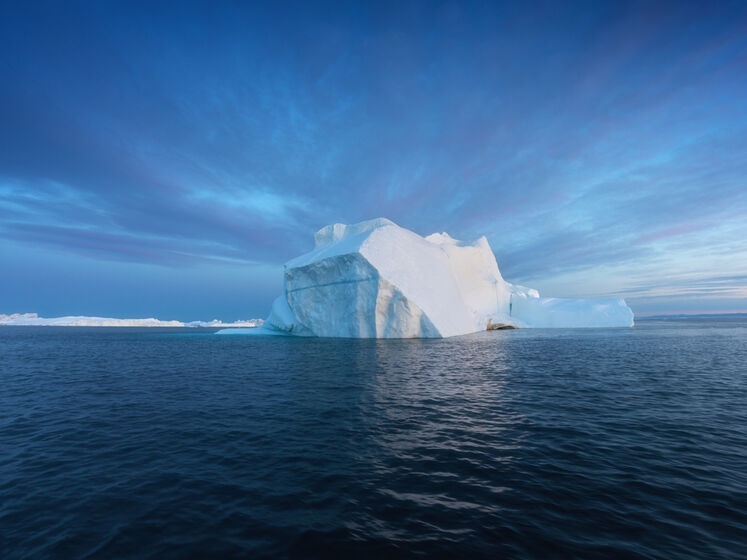 Один із найбільших у світі айсбергів розпався на уламки