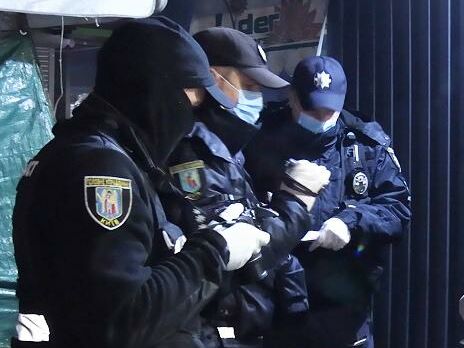 Иностранец зарезал знакомого и пытался сбежать из Украины, его задержали в аэропорту – полиция