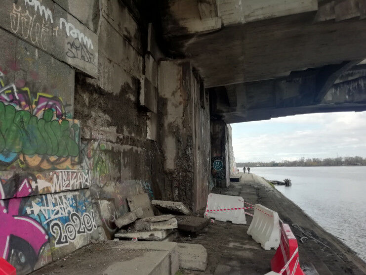 ЗМІ повідомили про обвал під столичним мостом Метро, "Київавтодор" запевняє, що мосту й людям нічого не загрожує