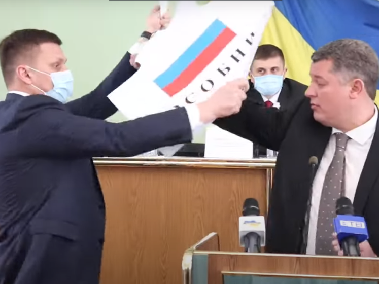 У Херсонській облраді депутати побилися через плакат із прапором Росії. Відео