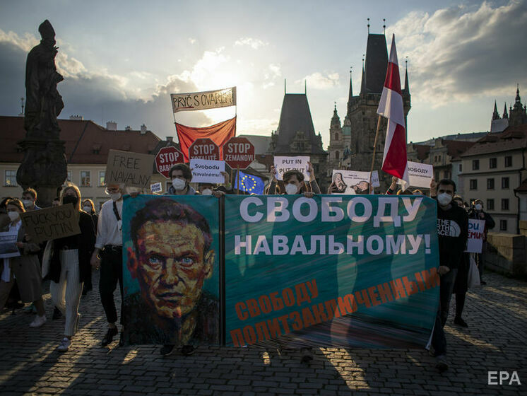 Лікарі Навального вимагають перевести його в Москву через "пряму загрозу для життя"
