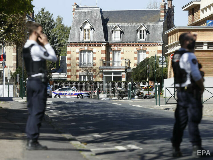 У передмісті Парижа громадянин Тунісу вбив поліцейську. Влада заявила про теракт