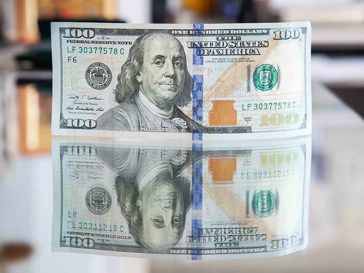 Курс валют: доллар подешевел, а евро подорожал