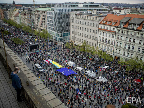 В Чехии протестовали против президента страны Земана, на митинге развернули украинский флаг. Фоторепортаж