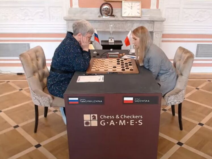 У росіянки забрали прапор Росії просто під час чемпіонату із шашок