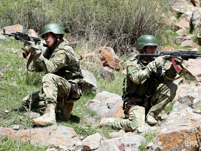 Кыргызстан и Таджикистан отвели военных от границы
