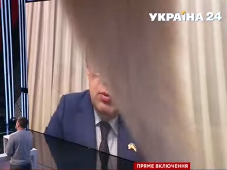 Кот Геращенко вместе с ним включился в прямой эфир и "мешал хвостом" давать комментарий. Видео