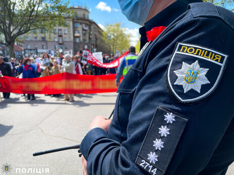 В Очакові між поліцією та учасниками акції з нагоди 9 травня сталися сутички через червоний прапор із забороненою символікою