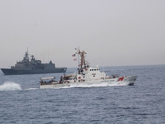На Близькому Сході корабель США відкрив попереджувальний вогонь через військові катери Ірану – Пентагон