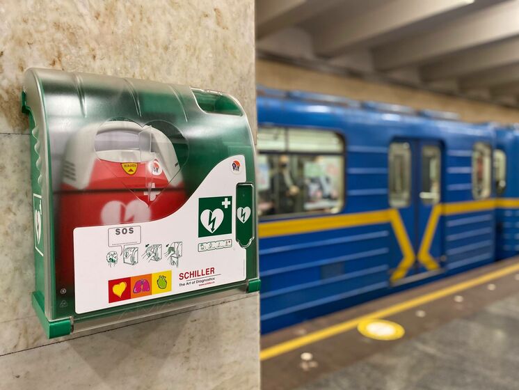 У пасажирських зонах на всіх 52 станціях київського метро встановили дефібрилятори