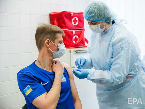 Украинцев начали вакцинировать от коронавируса 24 февраля