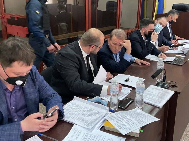 Медведчук прибыл в суд и заявил, что из-за блокировки счетов не сможет сам оплатить залог