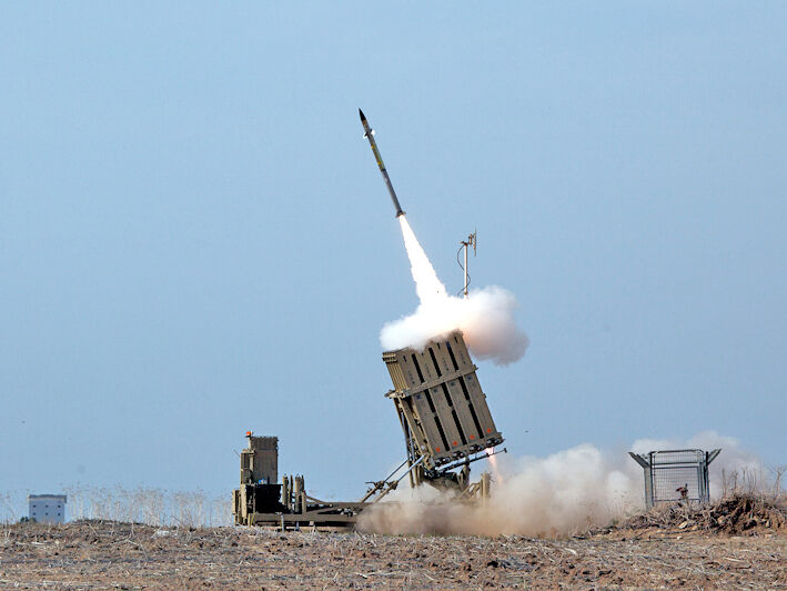 СМИ назвали стоимость каждого запуска ракеты израильской системы ПВО "Железный купол"
