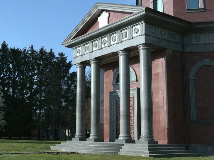 Чернігівський аграрій, екснардеп побудував собі мавзолей за $3 млн, "як у Наполеона"