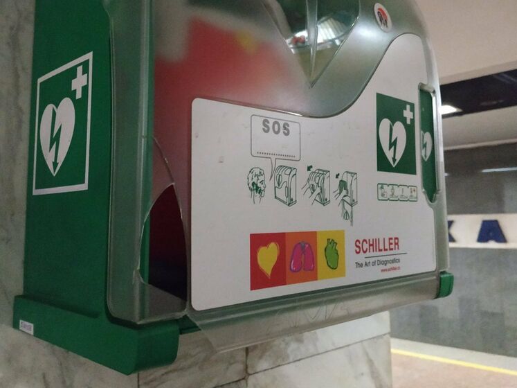 Вандали пошкодили дефібрилятори на кількох станціях київського метро
