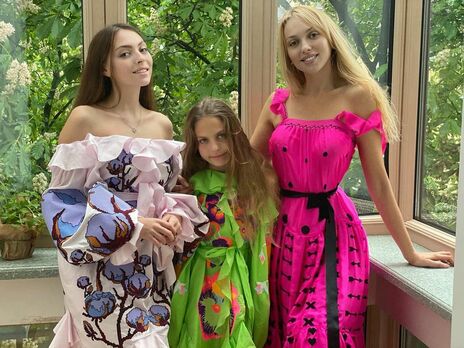 Полякова з доньками вибрала сукні-вишиванки від дизайнерки Магдич