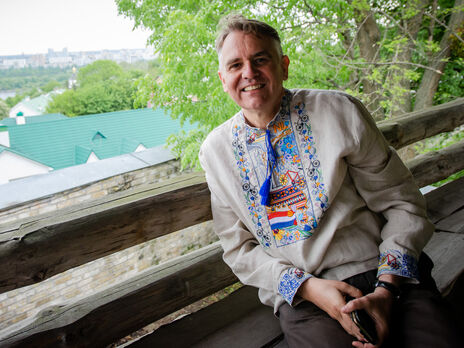 Посол Нидерландов в Киеве передал уникальные вышиванки музею Ивана Гончара. Фоторепортаж