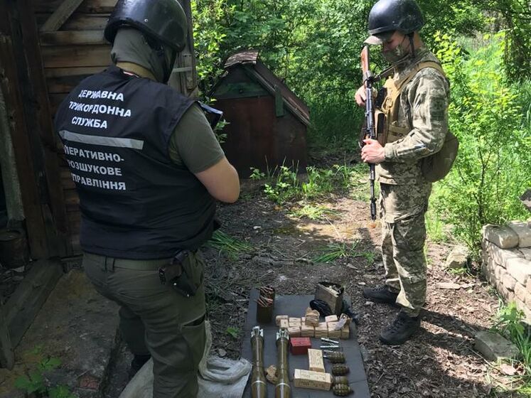 У Донецькій області виявили схованку з вибухівкою і боєприпасами – Держприкордонслужба