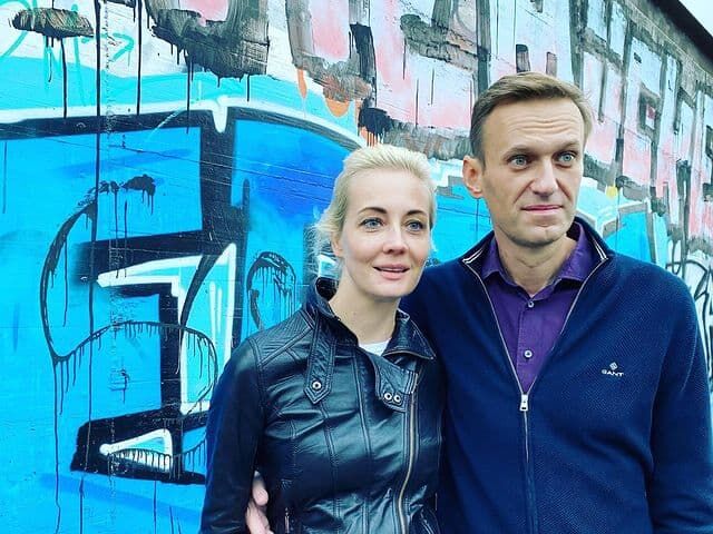 "Становится скучновато, думаю отрастить усы". Навальный отправил жене телеграмму