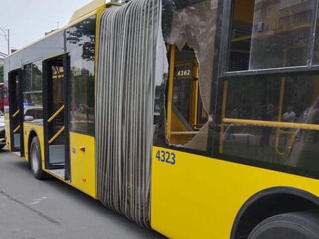 У Києві чоловік кинув у тролейбус 