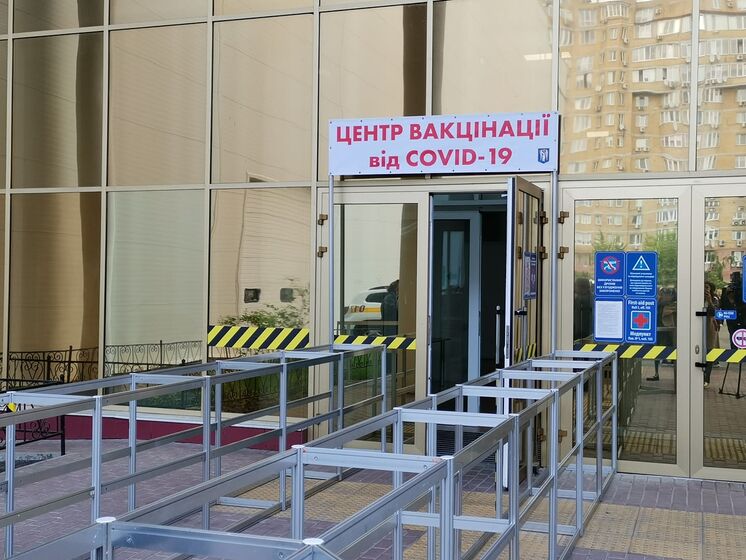 У Києві розпочав роботу центр вакцинації проти COVID-19. Із 8 тис. зареєстрованих погодилося зробити щеплення 560 осіб