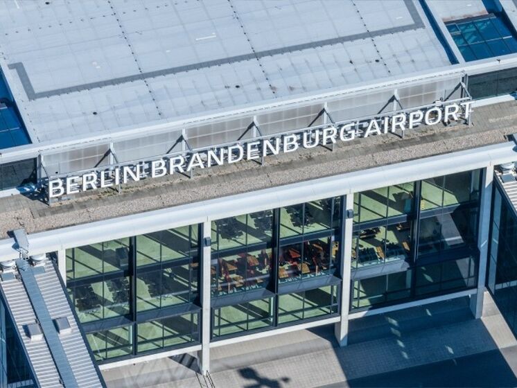 В Берлине из-за сообщения о минировании совершил посадку самолет Ryanair, борт обследовали всю ночь