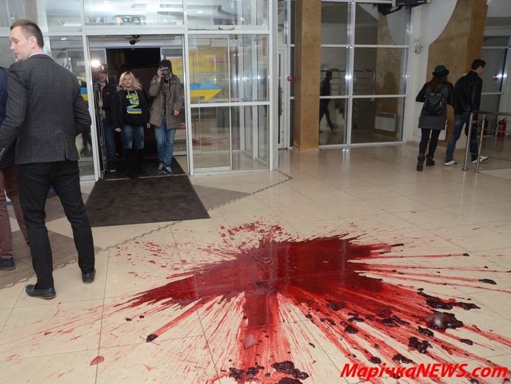 В Хмельницком активисты облили кровью клуб, где должны были выступить Потап и Настя Каменских