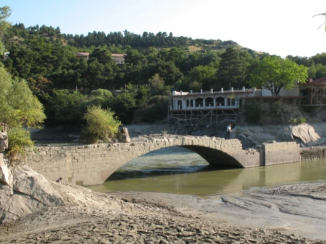 Археологи обнаружили в Грузии "мост Помпея" через реку Мтквари. Его построили до нашей эры
