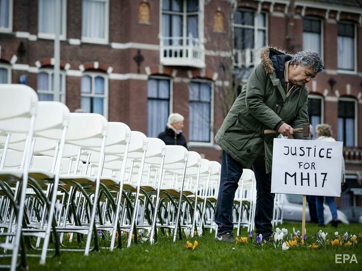 Родственники погибших в авиакатастрофе малайзийского Boeing выставили 298 стульев перед посольством РФ