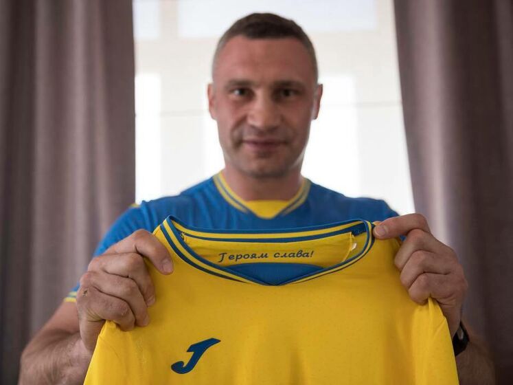 Кличко в новій формі збірної України з футболу заявив, що вона додає "духу і волі до перемоги"