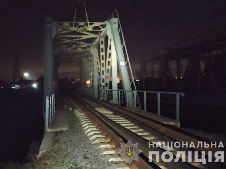 В Харькове 13-летняя девочка погибла после падения с конструкции железнодорожного моста &ndash; полиция