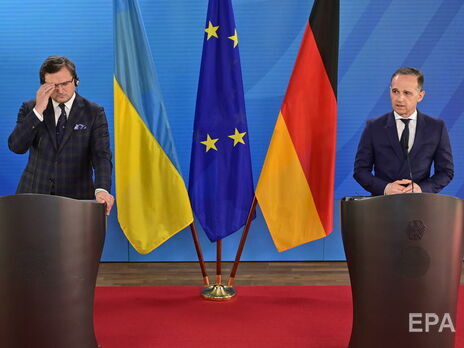 Кулеба (слева) во время совместной пресс-конференции с Маасом заявил, что в Германии нет запрета продавать оружие Украине