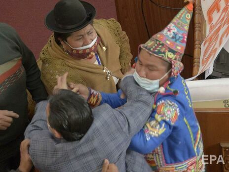 В парламенте Боливии депутаты устроили драку с хватанием за волосы и борьбой на полу. Видео