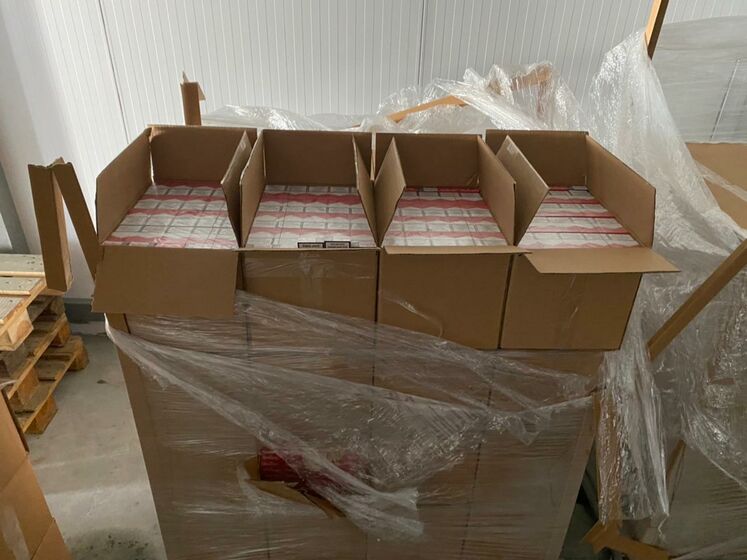 Украинские пограничники разоблачили контрабанду 400 ящиков сигарет. Их нашли в грузовике, который перевозил вишни
