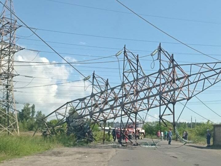 У Києві вантажівка збила опору ЛЕП. Фахівці попередили про можливе вимкнення світла