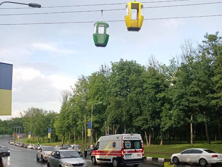 В Харькове из кабины канатной дороги выпал мужчина, его сбила машина – соцсети