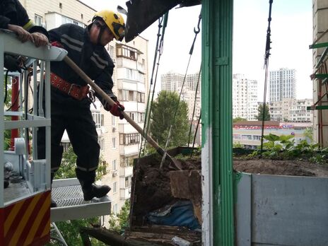 У Києві обвалився балкон із майже тонною ґрунту – на ньому влаштували город із полуницею
