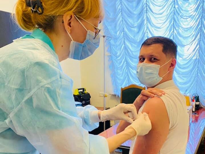 В Україні нардепам розпочали робити щеплення вакциною від Pfizer