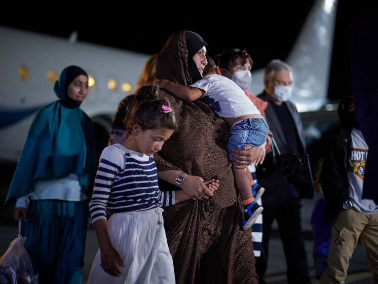 Українка та семеро її дітей повернулися з табору біженців у Сирії