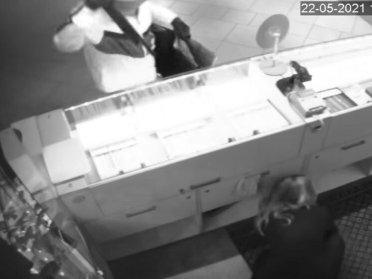 Опубліковано відео пограбування ювелірного магазину в Києві, за інформацію про грабіжника обіцяють 100 тис. грн