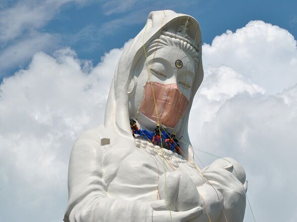 У Японії для 57-метрової статуї пошили захисну маску