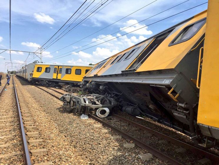 В ЮАР столкнулись пассажирские поезда, есть погибший и раненые