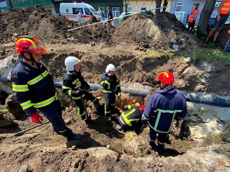 В Тернополе во время земляных работ людей засыпало землей, погиб один человек