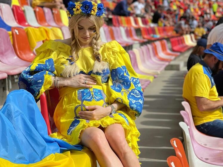 Обраниці українських футболістів викликали фурор на стадіоні в Бухаресті під час гри національної збірної на Євро 2020. Фото