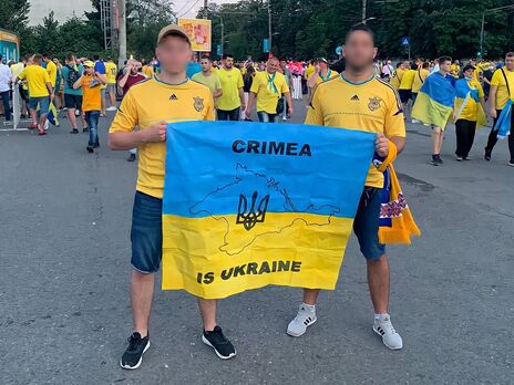 У Бухаресті українців не пустили на матч через прапор із написом 