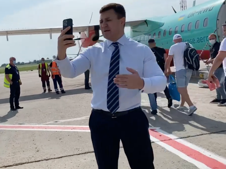 У Києві затримали виліт літака через Тищенка, який знімав відео – журналіст