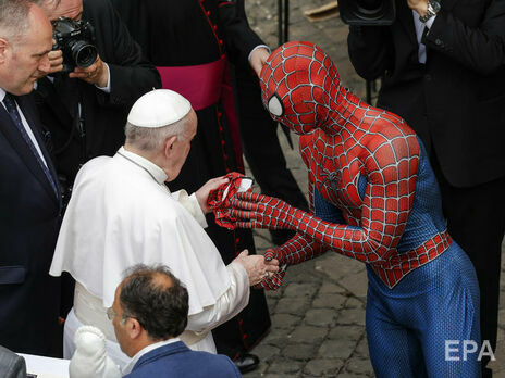 Человек-паук подарил понтифику маску своего персонажа