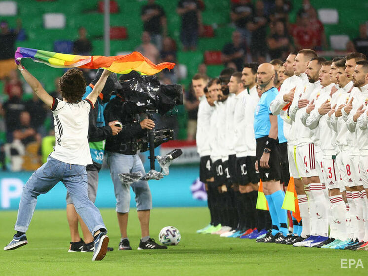 Євро 2020. Під час виконання гімну Угорщини перед матчем із Німеччиною на поле вибіг уболівальник із прапором ЛГБТ
