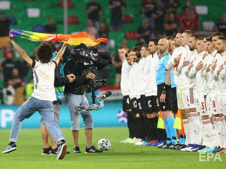 Уболівальник у футболці німецької збірної пробігся із прапором ЛГБТ у руках перед гравцями збірної Угорщини, коли ті співали гімн країни